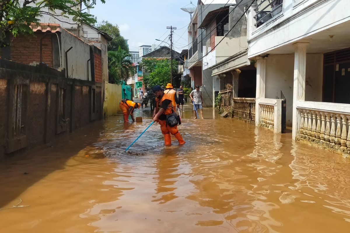 Sebanyak enam RW di Kelurahan Cawang, Kecamatan Kramatjati, Jakarta Timur, terendam banjir, Senin (8/11/2021) pagi.