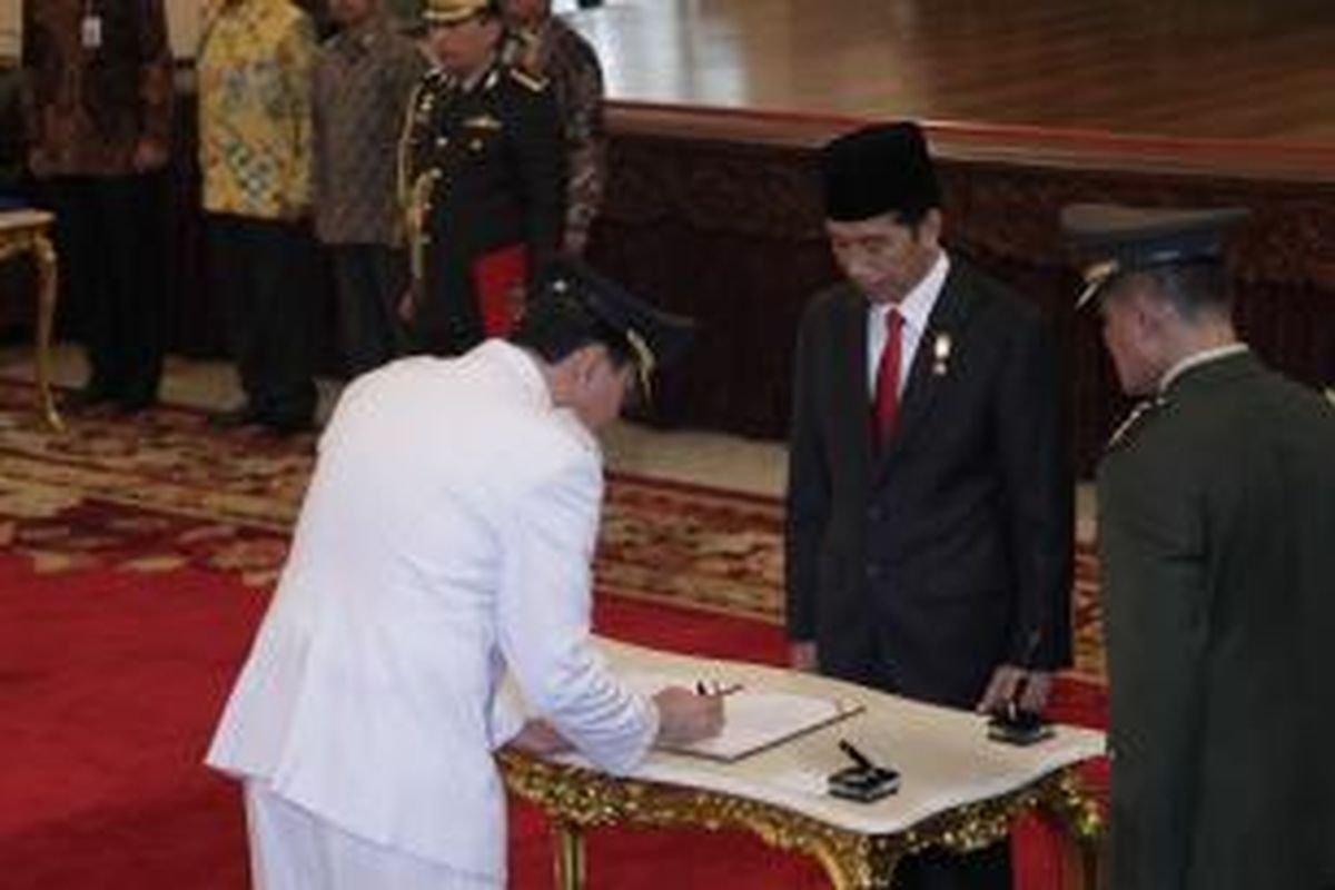 Basuki Tjahaja Purnama (kiri) menandatangani berita acara pelantikan usai mengucapkan sumpah jabatan sebagai Gubernur DKI Jakarta, di Istana Negara, Jakarta, Rabu (19/11/2014). Basuki Tjahaja Purnama dilantik menjadi Gubernur DKI Jakarta untuk sisa masa jabatan 2012-2014 menggantikan Joko Widodo. 