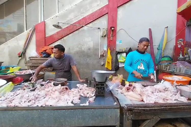 Pedagang daging ayam di Pasar Wage Purwokerto, Kabupaten Banyumas, Jawa Tengah, Senin (4/3/2024).