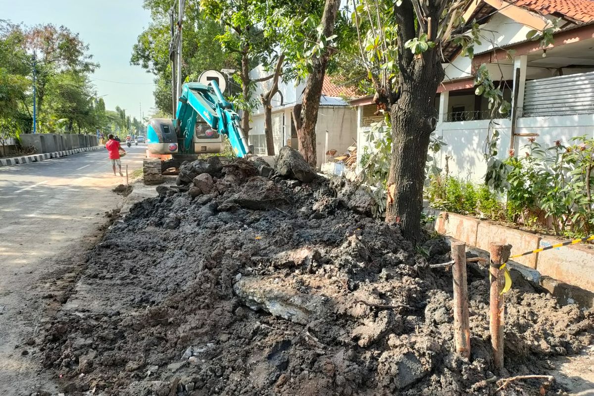 Salah satu ruas trotoar di Jalan Cempaka Putih Barat 26 dipenuhi lumpur galian dari proyek pelebaran selokan, Senin (13/9/2021). Keadaan tersebut dikeluhkan oleh sejumlah pejalan kaki yang melintas. 