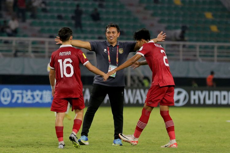 Peletaih Timnas Indonesia Bima Sakti bergembira usai laga kedua babak penyisihan Grup A Piala Dunia U17 2023 Indonesia melawan Panama yang berakhir dengen skor 1-1 di Stadion Gelora Bung Tomo Surabaya, Jawa Timur, Senin (13/11/2023) malam.