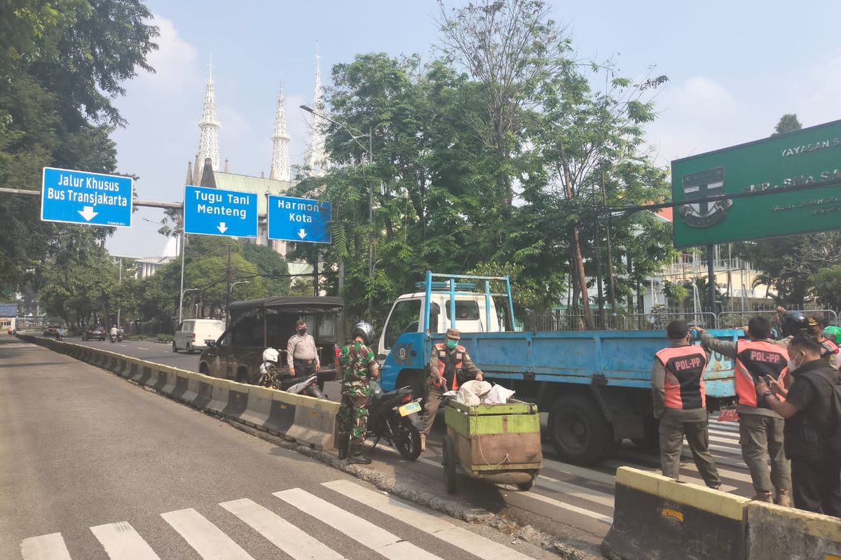 Satpol PP Sawah Besar mengadakan kegiatan penertiban PKL dan PMKS untuk menjaga ketentraman umat Islam beribadah pada Idul Adha 2022 di kawasan Masjid Istiqlal, Kamis (7/7/2022).