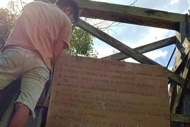 Warga Dusun Nanga Enteloi, Desa Gut Jaya Bhakti, Kecamatan Ketungau Tengah, Kabupaten Sintang, Kalimantan Barat, menutup akses keluar masuk kampungnya.