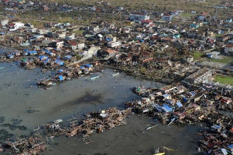 Foto udara ini memperlihatkan kota Guaian, provinsi Samar Timur, Filipina yang hancur akibat terjangan topan Haiyan. Dikhawatirkan 10.000 orang tewas akibat terjangan topan dahsyat itu.