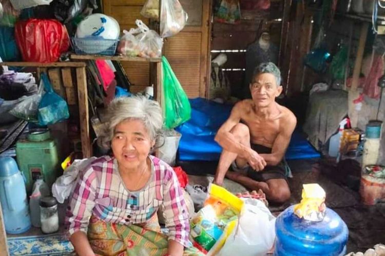 Waris dan Asmidar saat berada di dalam rumahnya yang tak layak huni didekat kuburan, di Desa Suka Damai, Kecamatan Ujung Batu, Kabupaten Rokan Hulu, Riau, Sabtu (18/3/2023).