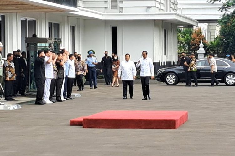 Presiden Joko Widodo didampingi Menteri Pertahanan Prabowo Subianto saat menghadiri Rapat Pimpinan Kementerian Pertahanan di Kantor Kementerian Pertahanan, Jakarta, Rabu (18/1/2023).