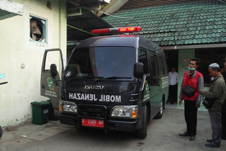 Jasad pesilat yang tewas saat latih tanding di Kecamatan Panceng hendak diantar mobil ambulans, usai diotopsi di RSUD Ibnu Sina Gresik, Jawa Timur, Senin (6/11/2023) sore.