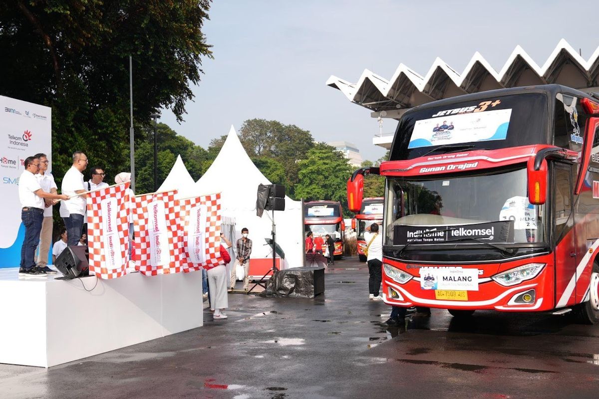 Senior Vice President (SVP) Corporate Communication and Investor Relation Telkom Ahmad Reza dan perwakilan dari Telkom Consumer AVP Marketing Communication Afifudin melepas secara simbolik rombongan mudik bersama di pelataran Istora Senayan Jakarta pada Selasa (18/4/2023).
