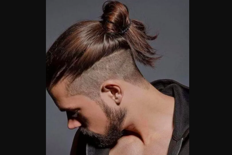 Gaya rambut pria man bun undercut