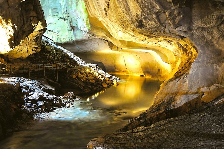 Gua di Taman Nasional Gunung Mulu, Sarawak.