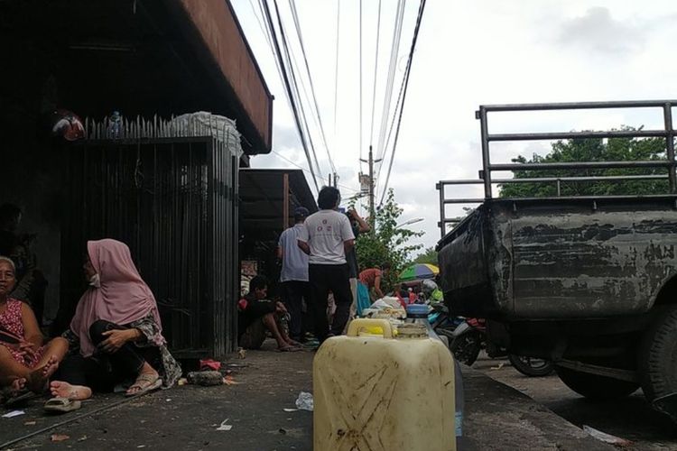 Warga Kota Samarang saat antre minyak curah di Jalan Doktor Cipto Semarang, Jawa Tengah. Selasa (22/3/2022)