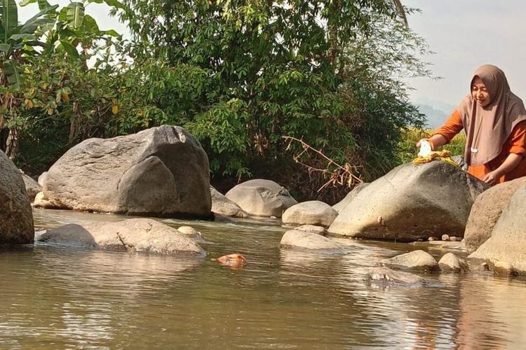 Seorang warga di Kabupaten Cianjur, Jawa Barat memanfaatkan air sungai Cikondang, Kecamatan Cibeber, Cianjur untuk kebutuhan mandi, cuci dan kakus, Minggu (13/8/2023) menyusul kondisi sumur yang mengering akibat kemarau panjang.