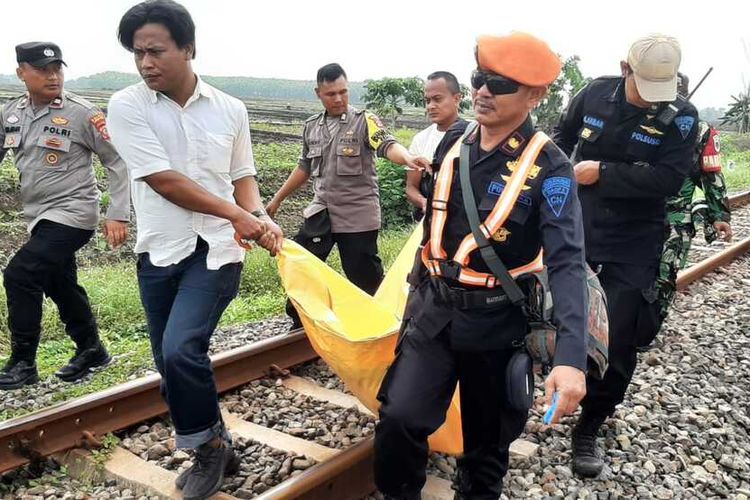 Sejumlah petugas gabungan dari PT KAI, Polsek Mundu, dan Babinsa Koramil setempat melakukan proses evakuasi wanita tertabrak kereta api di Luwung - Sindang Laut Cirebon, Senin (12/2/2024)