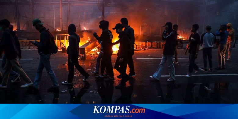 Anies Temui Massa Unjuk Rasa Tolak Omnibus Law di Bundaran HI