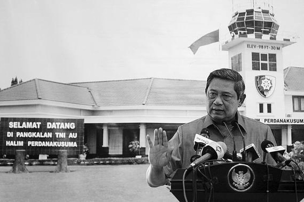 Presiden Susilo Bambang Yudhoyono mengadakan jumpa pers di ruang VIP Pangkalan Udara  Halim Perdanakusuma, Senin (30/5), sebelum bertolak ke Pontianak, Kalimantan Barat. Presiden menyerukan kepada publik  untuk bersama-sama menjaga negeri ini dari  fitnah yang tidak mencerdaskan bangsa. Pernyataan tersebut dikemukakan Presiden menanggapi beredarnya pesan singkat (SMS) yang mengkritik pemerintahan Presiden Yudhoyono. Kepala negara menyebut isi pesan singkat tersebut sebagai 