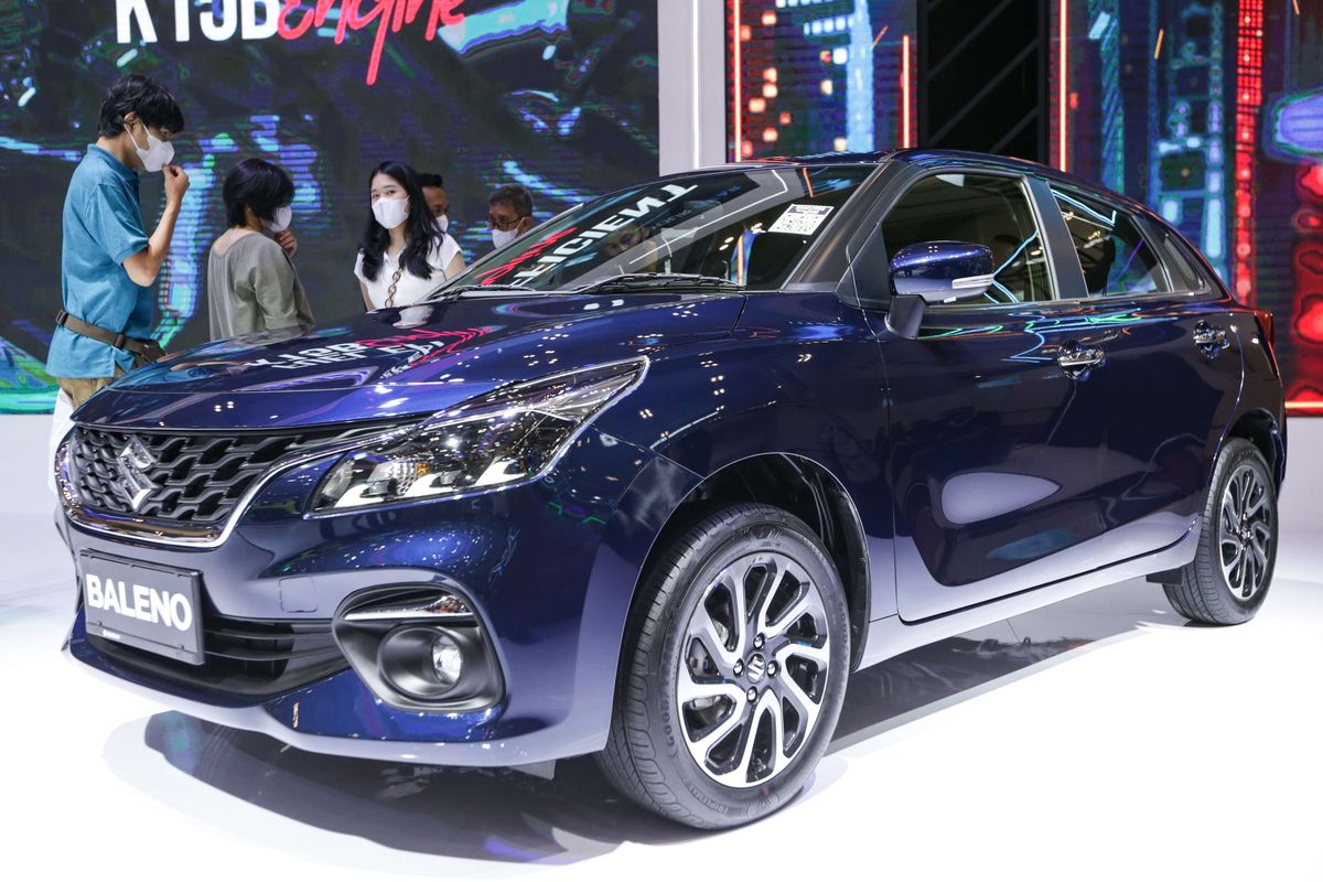 Suzuki Baleno Hatchback facelift dipamerkan di ajang Gaikindo Indonesia International Auto Show (GIIAS) 2022 di ICE BSD, Tangerang, Jumat (12/8/2022). Suzuki New Baleno hadir dengan dua pilihan sistem transmisi. Untuk transmisi manual, dibanderol Rp 262,9 juta (OTR Jakarta). Sementara transmisi matik, harganya Rp 274,9 juta (OTR Jakarta).