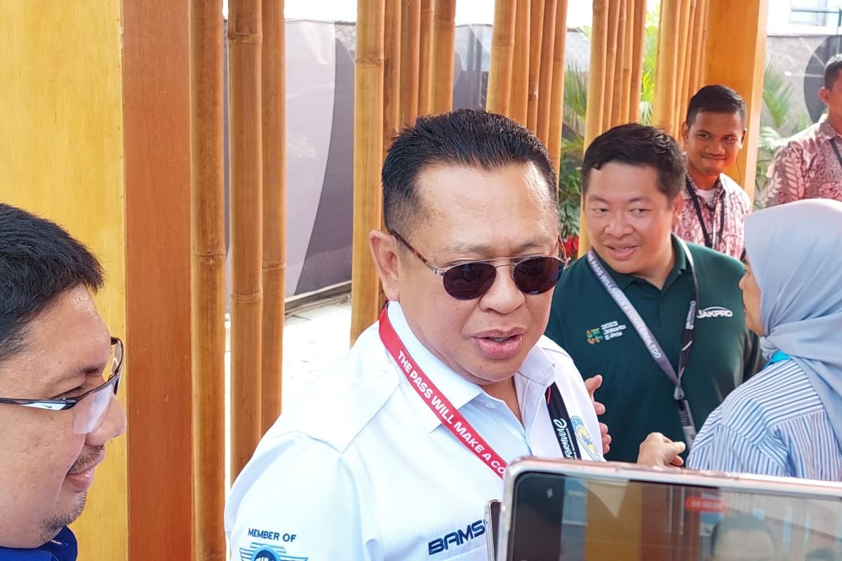 Ketua MPR RI Bambang Soesatyo alias Bamsoet tampak menghadiri penyelenggaraan ajang balap mobil listrik Formula E Jakarta seri 11, Minggu (4/6/2023) siang.