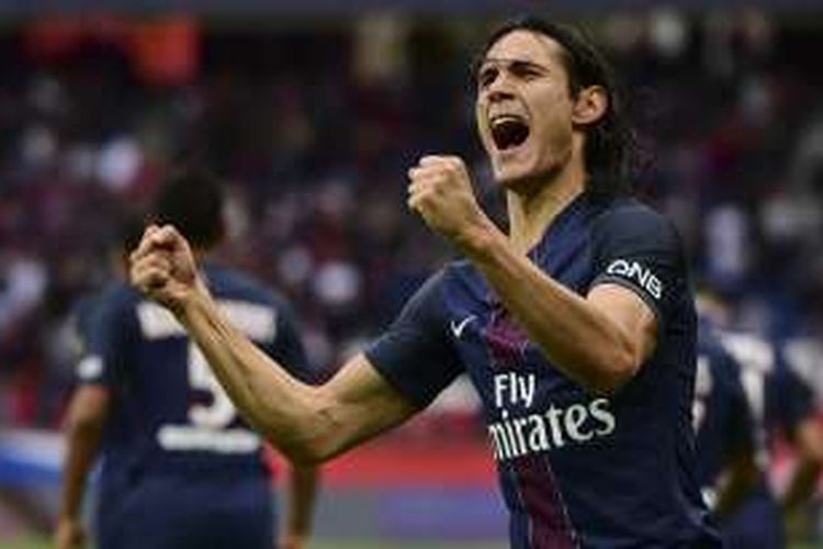 Striker Paris Saint-Germain, Edinson Cavani, meluapkan kegembiraan seusai membobol gawang Bordeuax dalam laga Ligue 1 di Parc des Princes, Sabtu (1/10/2016).