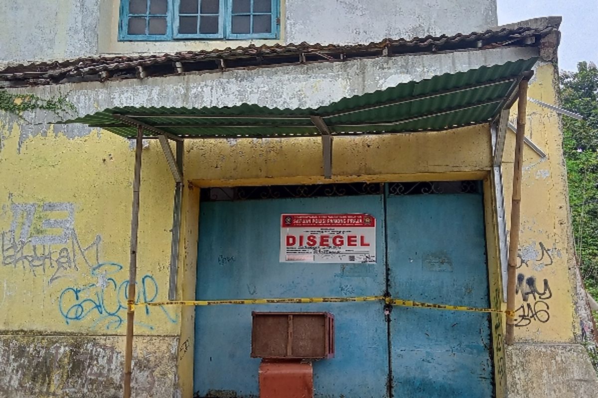 Rumah indekos di Jalan Alam Segar, Pamulang Barat, Tangerang Selatan disegel oleh Satpol PP Tangsel pada Selasa (11/10/2022) lantaran diduga sebagai tempat praktik prostitusi. Pantauan Kompas.com Rabu (12/10/2022), kosan tersebut masih dipasangi garis kuning bertuliskan Penyidik Pegawai Negeri Sipil (PPNS). 