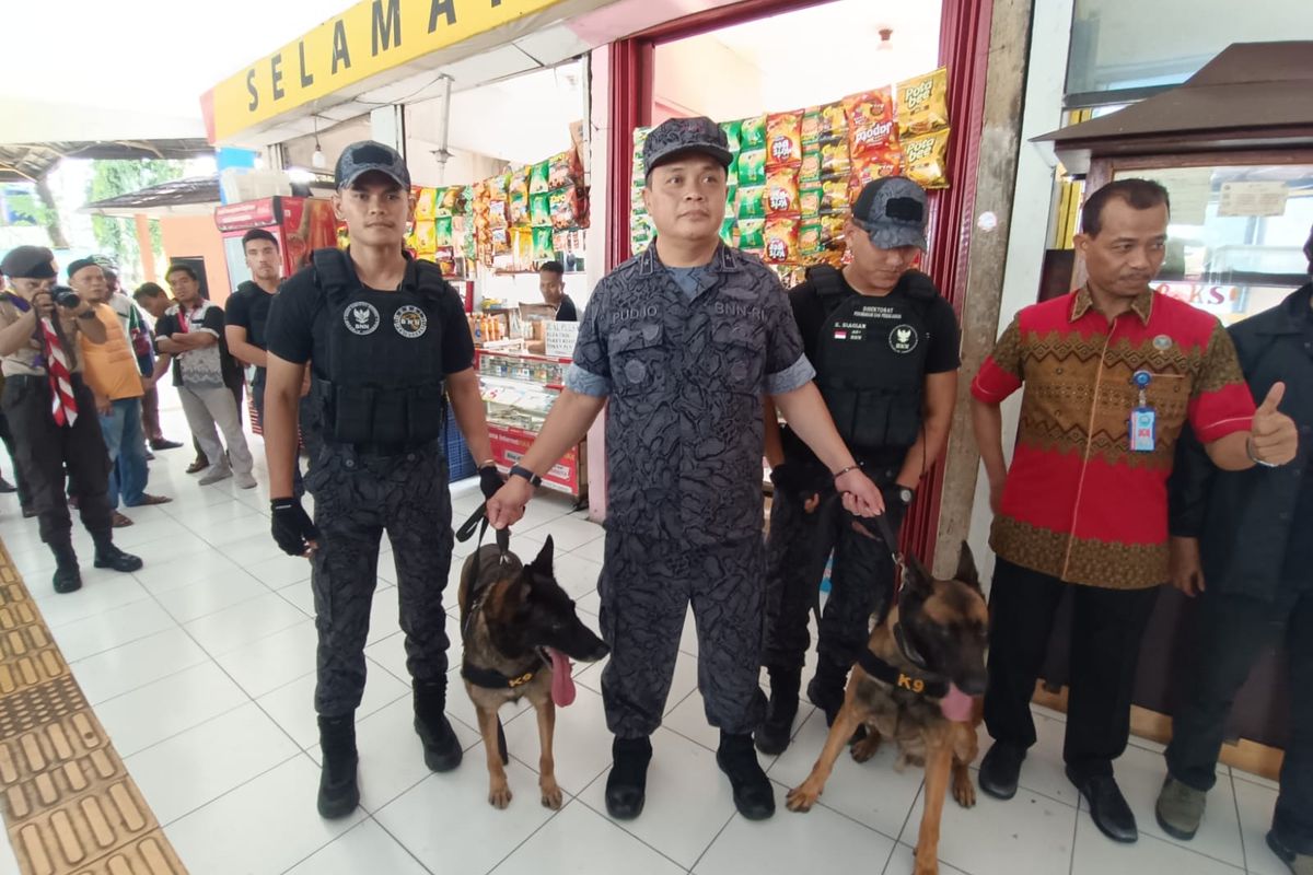 Dua anjing K-9 milik BNN yang diturunkan ke Terminal Kampung Rambutan, Ciracas, Jakarta Timur, untuk membantu mencegah peredaran narkoba, Selasa (18/4/2023).
