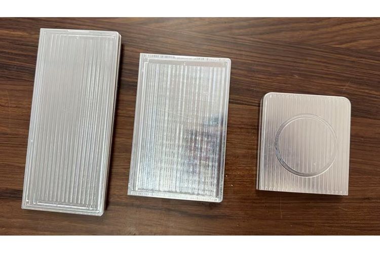 Foto dummy Galaxy Z Fold 8, Galaxy Z Wide Fold, dan Galaxy Z Flip 8 dalam kondisi terlipat.