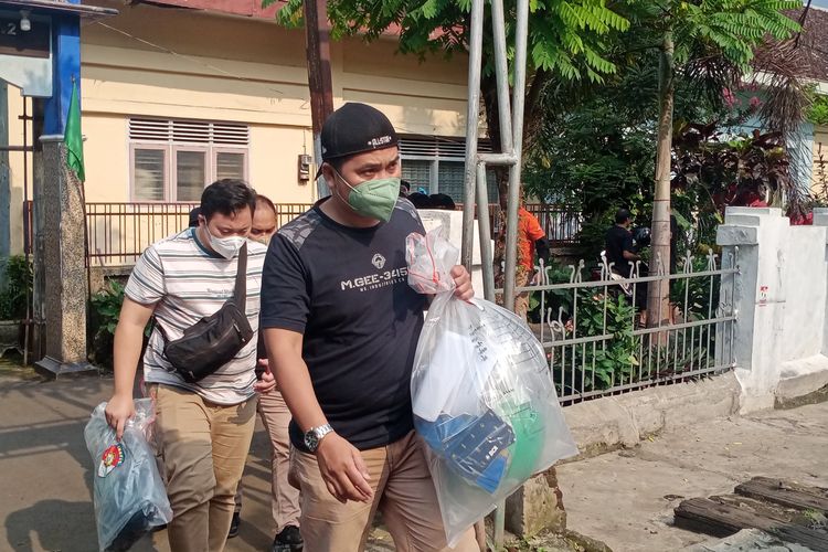 Tim Jatanras Polda Jatim mendatangi salah satu rumah di Jalan Kyai Tamin, Kelurahan Sukoharjo, Kota Malang, Jawa Timur pada Minggu (17/4/2022) siang. Diduga rumah tersebut biasanya dihuni oleh ZI, yang merupakan terduga pelaku.