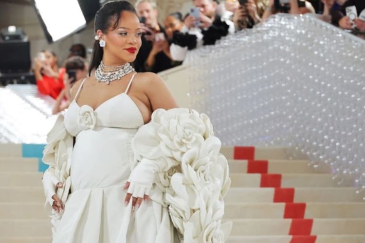 Rihanna menghadiri Met Gala 2023 yang diselenggarakan di The Metropolitan Museum of Art, New York City, pada Senin (1/5/2023).