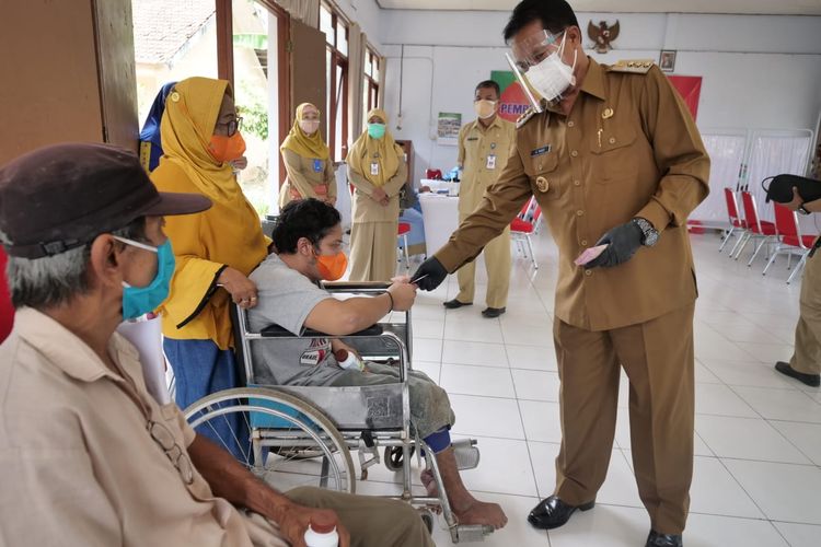 BERI UANG SAKU-- Wali Kota Madiun Maidi memberikan uang saku bagi difabel yang mau divaksin covid-19. Pemberian uang tunai agar semangat saat mendapatkan suntikan vaksin covid-19.