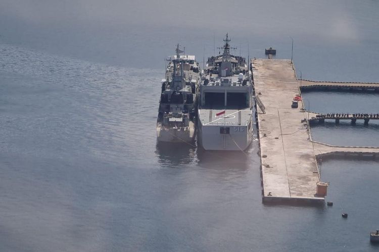 Dua Kapal Perang RI (KRI) yakni KRI Teluk Banten dan KRI Teluk Parigi, disiagakan untuk pengamanan kunjungan Presiden Joko Widodo di Kabupaten Ende, Nusa Tenggara Timur (NTT), Selasa (31/5/2022) 