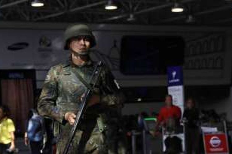 Seorang petugas keamanan berpatroli di Rio de Janeiro, Brasil.