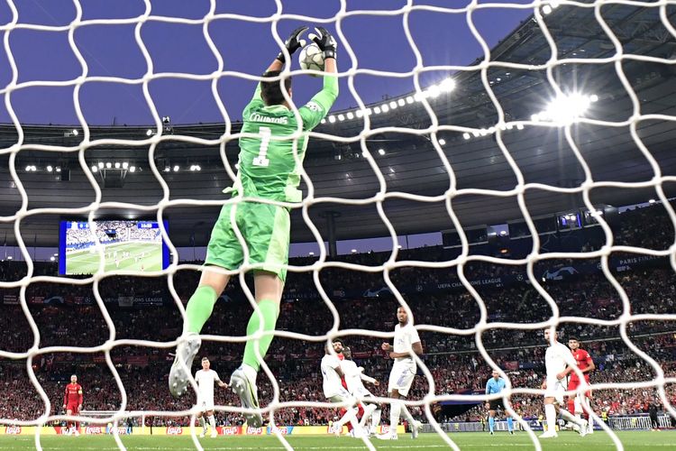 Penjaga gawang Real Madrid Thibaut Courtois melakukan penyelamatan saat pertandingan final Liga Champions Liverpool vs Real Madrid di Stade de France di Saint-Denis, Paris, pada 28 Mei 2022.