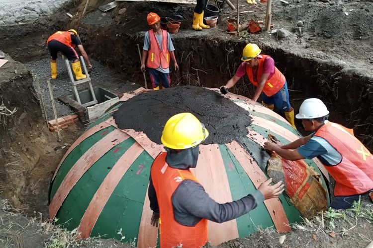 Sarihusada memperkuat pengembangan peternak dan koperasi lokal serta menerapkan praktik baik peternakan berkelanjutan di antaranya melalui pemanfaatan biogas dari kotoran ternak.