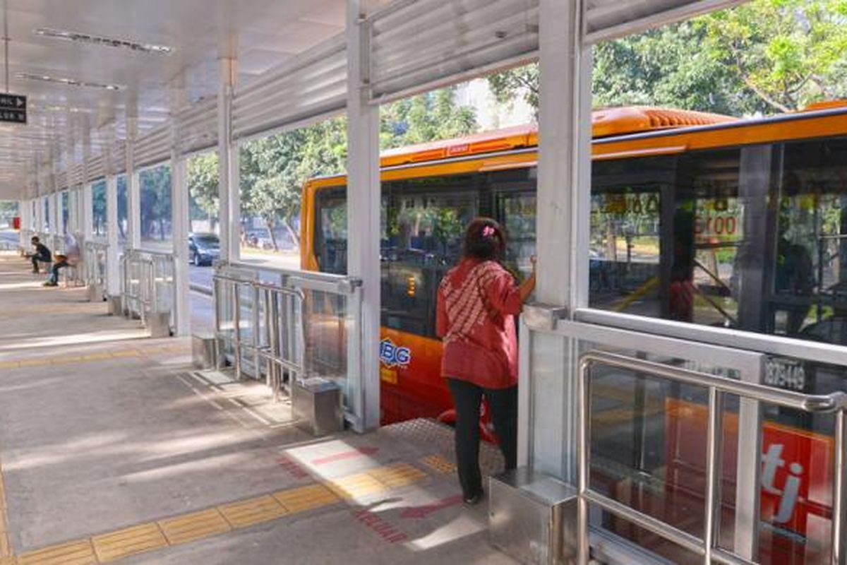 Halte Karet 2 yang baru diresmikan penggunaannya pada Rabu (28/5/2014). Halte terlihat lebih lebar dan terbuka. Desain Halte Karet 2 rencananya akan digunakan pada seluruh halte transjakarta dalam pembenahan yang rencananya akan dimulai pada Januari 2015