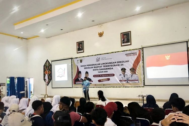 Sebanyak 100 siswa angkatan pertama Sekolah Rakyat Terintegrasi (SRT) 24 Samarinda, Kalimantan Timur, mengikuti hari pertama Masa Pengenalan Lingkungan Sekolah (MPLS) di Balai Pengembangan Mutu Pendidikan (BPMP) Kaltim, Jumat (15/8/2025).