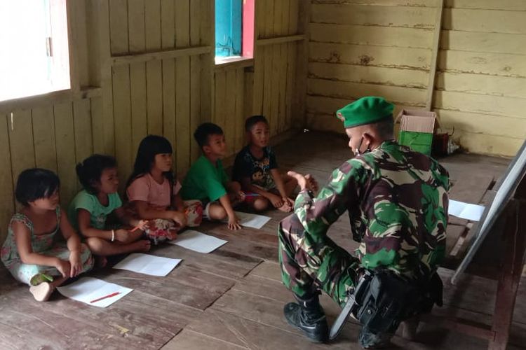 Salah satu prajurit Satgas Pamtas RI Malaysia yonif 623/BWU saat door to door mengajar anak anak di perbatasan (humas 623/BWU)