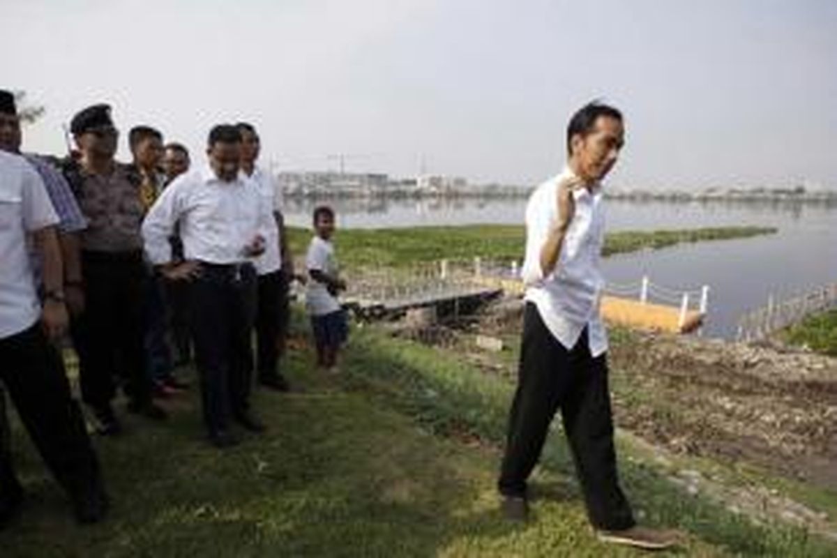 Calon presiden Joko Widodo (Jokowi) mengisi waktu jelang pengumuman rekapitulasi suara Pilpres 2014 dengan berkunjung ke Waduk Pluit, Jakarta Utara, Selasa (22/7/2014) sore.