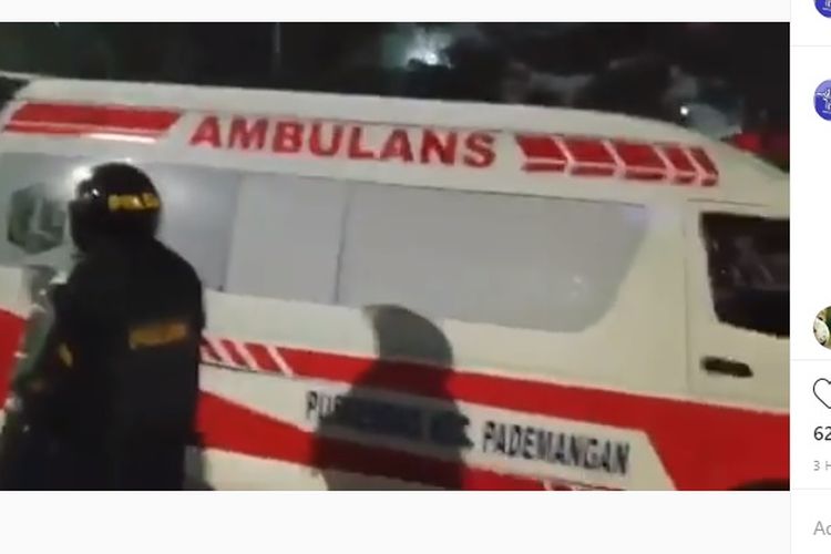 Salah satu ambulans milik Pemperov DKI yang ditahan polisi karena ketahuan mengangkut batu dan bensin saat kerusuhan di sekitar Gedung DPR/MPR, Senayan, Jakarta, Kamis (26/9/2019) dini hari. Di bodi ambulans tertera tulisan Puskesmas Kec. Pademangan.