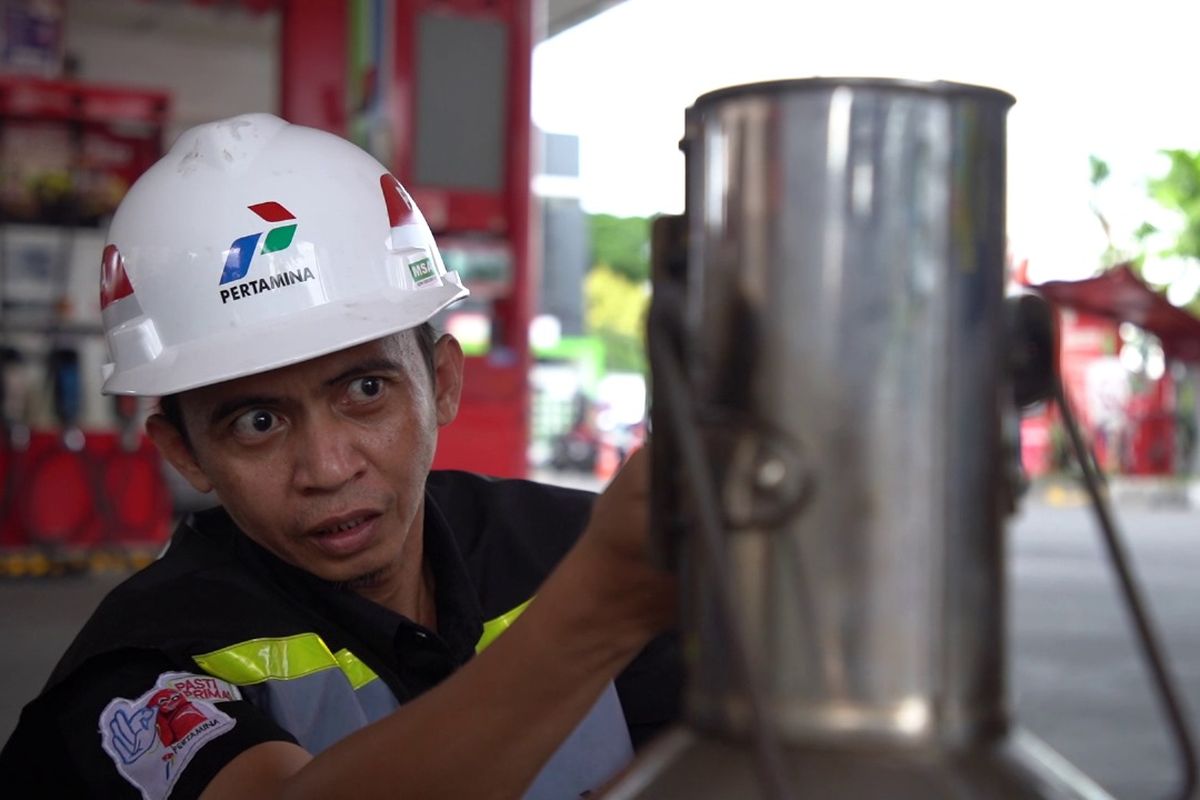 Petugas Pertamina di SPBU tengah memastikan bahwa BBM yang disalurkan sudah sesuai standar yang ditetapkan.
