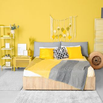 Ilustrasi kamar tidur dengan warna cat dinding kuning. 