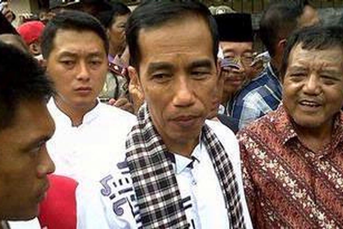 Gubernur DKI Jakarta Joko Widodo mengecek banjir Rawajati Jakarta Selatan, Rabu (16/1/2013). Tidak hanya meninjau banjir, ia juga menyerahkan bantuan berupa beras, uang, dan buku.