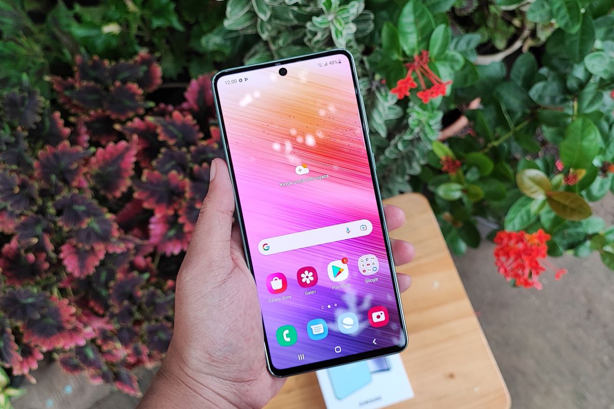 Samsung A73 5G dibekali layar Super AMOLED Plus berukuran 6,7 inci dengan resolusi Full HD Plus (2.400 x 1.080 piksel), refresh rate 120 Hz, tingkat kecerahan maksimum (brightness) 800 nits, dan sudah dilindungi kaca pelindung Corning Gorilla Glass 5. Layar ini juga sudah mendukung fingerprint di bawah layar.