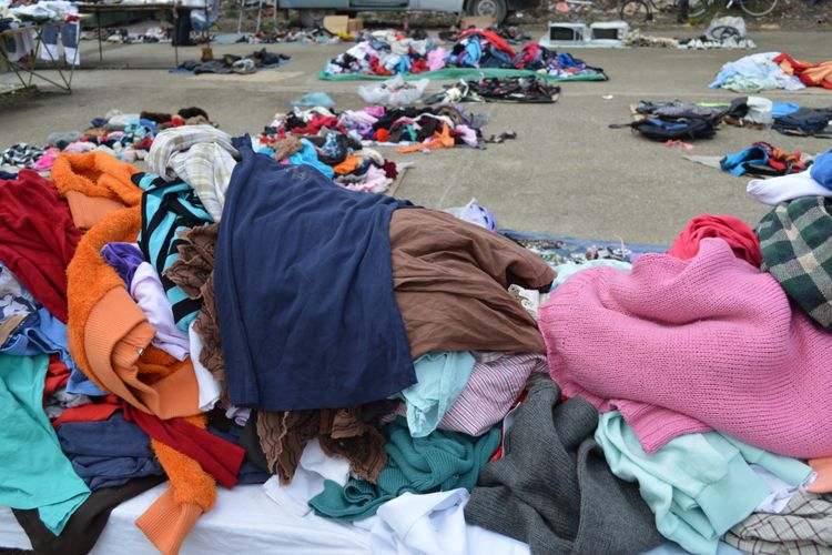 Ilustrasi gununan baju yang terbuang setiap jam dapat mencemari lingkungan