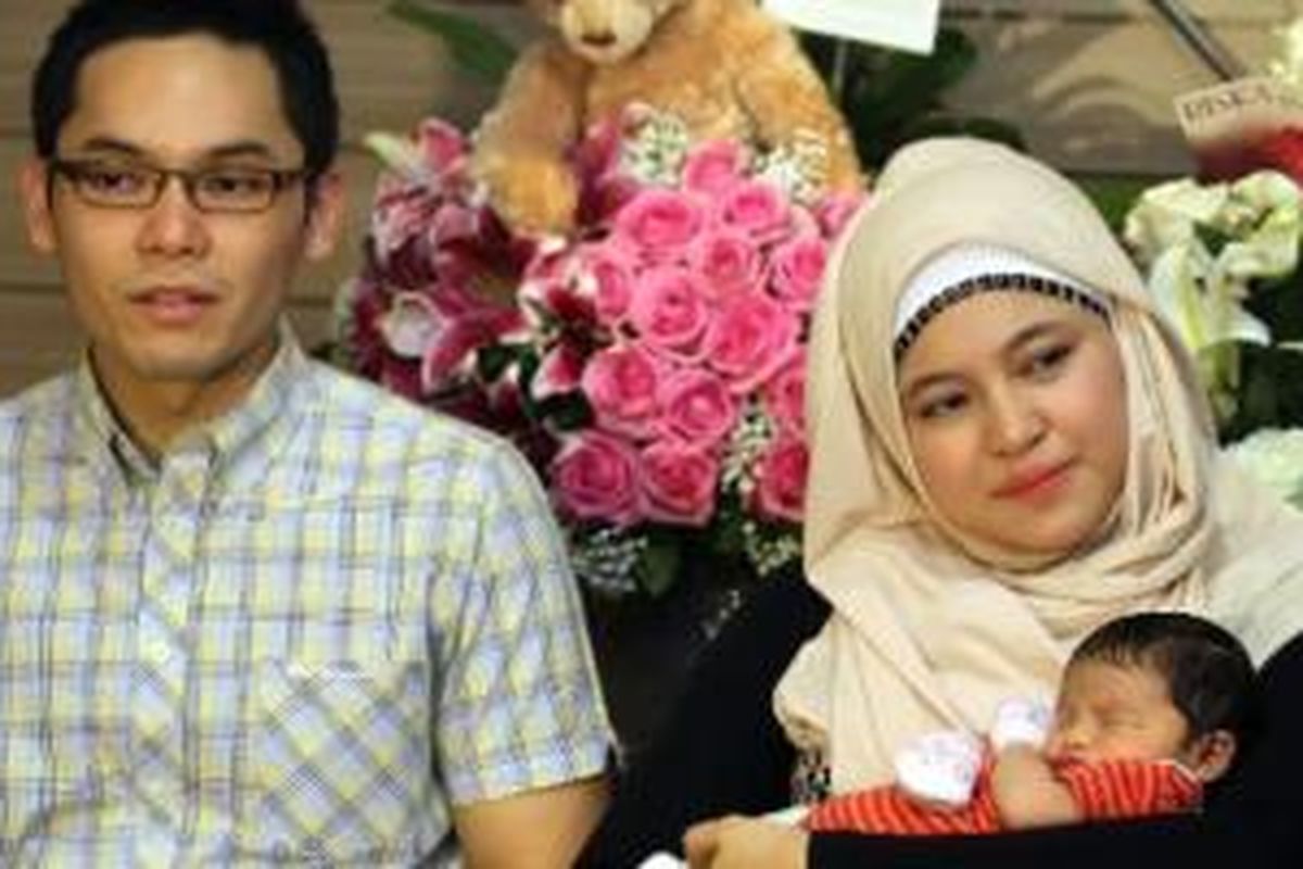 Pasangan selebritis Marshanda dan Ben Kasyafani saat mengadakan konferensi pers terkait kelahiran putri pertama mereka yang diberi nama Sienna Ameerah Kasyafani di kediamannya Jalan Lembang no 62, Menteng, Jakarta Pusat, Jumat (25/1/2013).