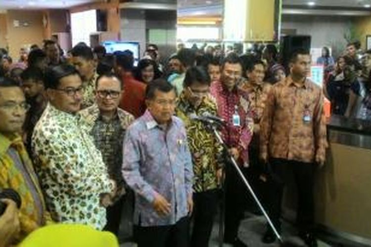 Wakil Presiden Jusuf Kalla usai peninjauan layanan investasi 3 jam di Kantor BKPM, Jakarta, Senin (11/1/2016).