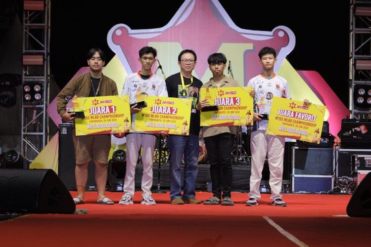Selain menikmati konser, pengunjung juga bisa mengikuti berbagai permainan berhadiah. 