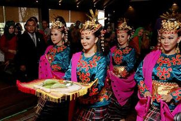 Tarian tradisional selamat datang untuk menyambut tamu di acara Halo Sultra di Jakarta, Senin (14/12/2015).