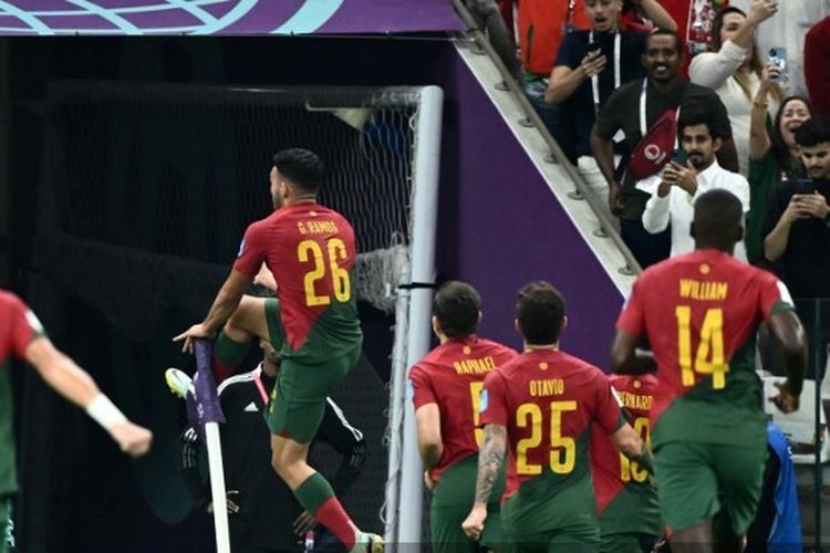 Penyerang timnas Portugal Goncalo Ramos melakukan selebrasi usai mencetak gol ke gawang Swiss pada laga babak 16 besar Piala Dunia 2022 di Stadion Lusail, Lusail, Qatar, Rabu (7/12/2022) dini hari WIB.