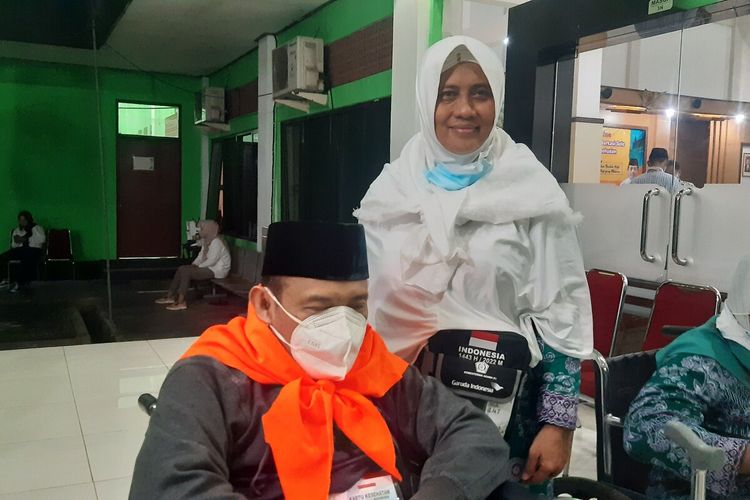 Pasangan suami istri calon haji asal Pati, Imam Wahyudi dan Siti Khodijah di Embarkasi Solo, Asrama Haji Donohudan Boyolali, Jawa Tengah, Jumat (3/6/2022) malam.