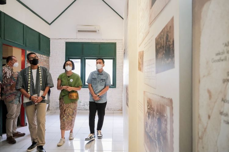Menteri Pariwisata dan Ekonomi Kreatif Sandiaga Uno saat mengunjungi ke Rumah Budaya Kratonan di Solo, Sabtu ?05/11/2022).