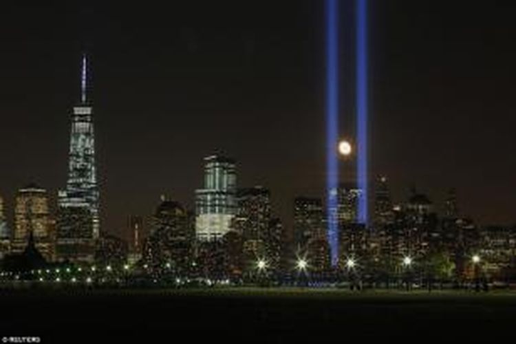 Presiden Obama dan rakyat AS mengenang kejadian itu dengan seremoni dan peluncuran cahaya biru di langit kota New York. Langit di atas Lower Manhattan menyala pada Kamis (11/9/2014) malam waktu setempat.
